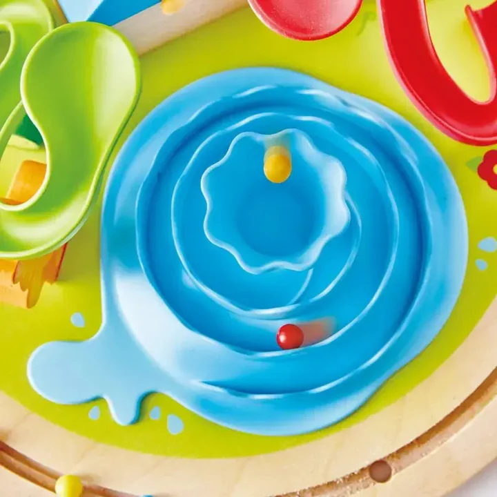 親子互動示範：家長引導孩子使用磁性玩具的教學場景