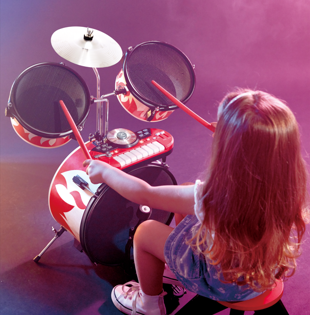 幼兒坐在鼓凳上練習敲打多件式鼓組培養節奏感