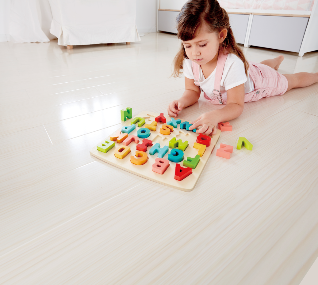 安全圓角設計的實心木材字母教具，適合幼稚園教學使用