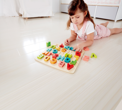 安全圓角設計的實心木材字母教具，適合幼稚園教學使用