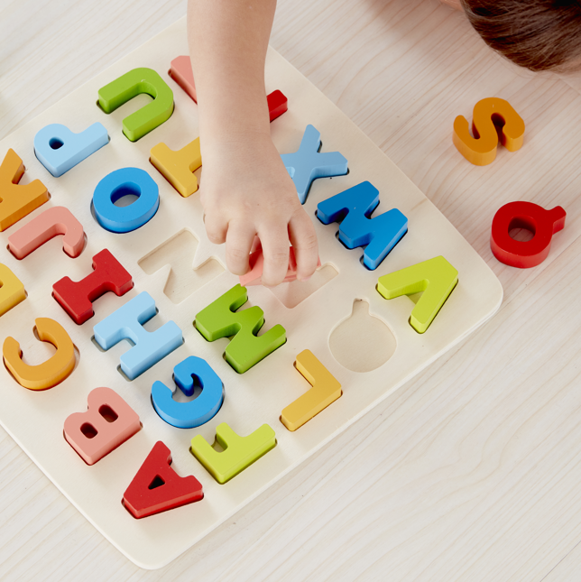 幼兒小手抓握立體字母積木，進行語言認知學習活動