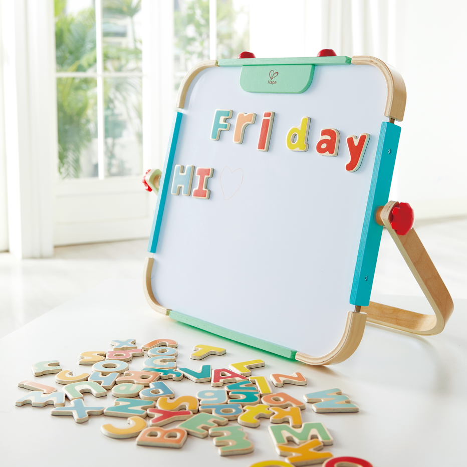 幼稚園教具磁性字母表吸附在白板上進行教學活動
