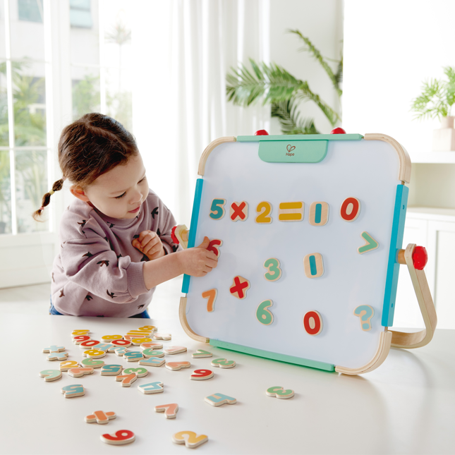 兒童手持數字磁鐵進行排列組合，訓練手眼協調與數感