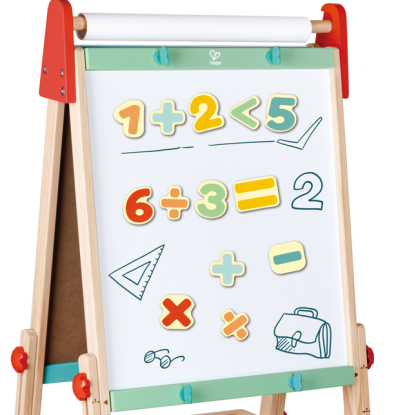 彩色木質數字磁鐵吸附於冰箱表面，展示數學算術運算