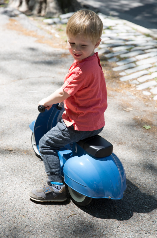 Ambosstoys PRIMO 經典 兒童平衡車 (復古藍 BLUE) | 送給孩子、孫子或愛人的完美禮物 | 每位經典汽車愛好者的收藏品