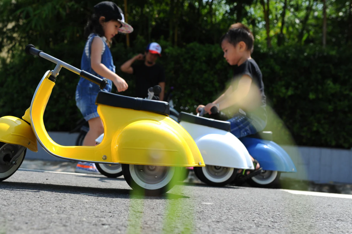 Ambosstoys PRIMO 經典 兒童平衡車 (檸檬黃 YELLOW) | 送給孩子、孫子或愛人的完美禮物 | 每位經典汽車愛好者的收藏品