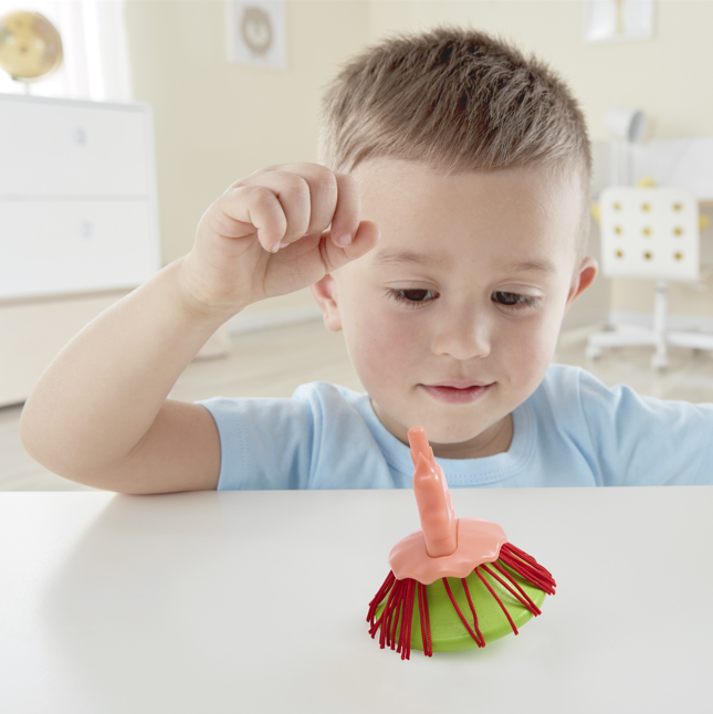 多角度展示木製陀螺的材質與圓滑邊緣細節