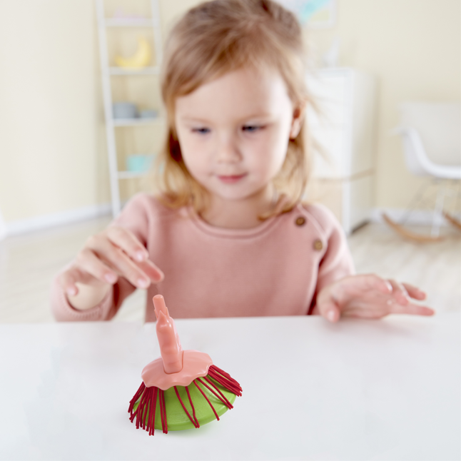 家長與孩子一起玩旋轉陀螺的親子互動場景