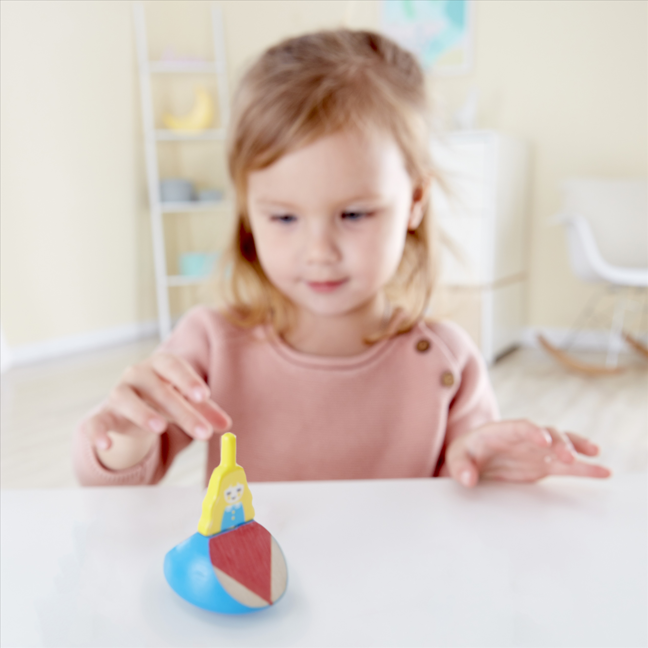 兒童手指操作旋轉玩具進行小手肌訓練