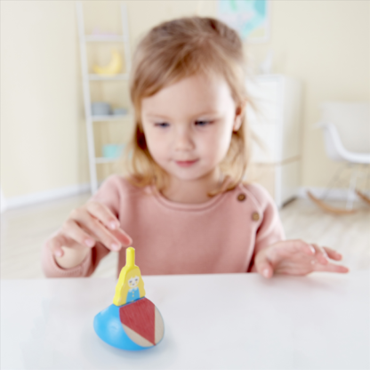 兒童手指操作旋轉玩具進行小手肌訓練