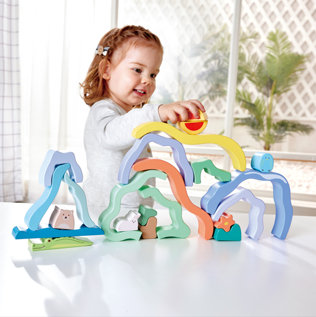 幼兒雙手操作木質積木進行分類與建構活動