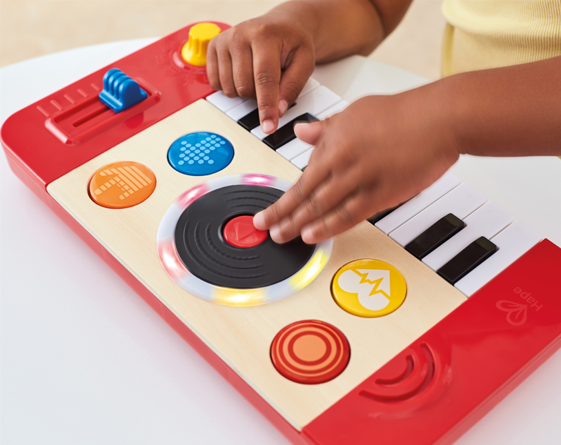 幼兒正在操作多功能音樂鍵盤進行創意混音遊戲