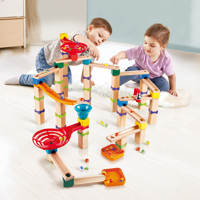 親子一起組裝STEM教育軌道玩具互動場景