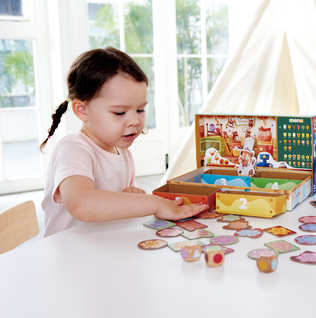 親子共玩桌遊培養兒童邏輯思維與溝通能力的教育場景