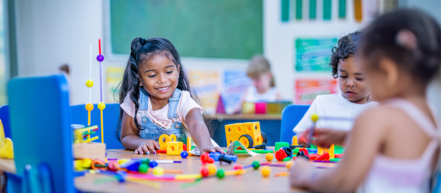 孩子正在使用 STEAM 教育積木組合進行創意建構