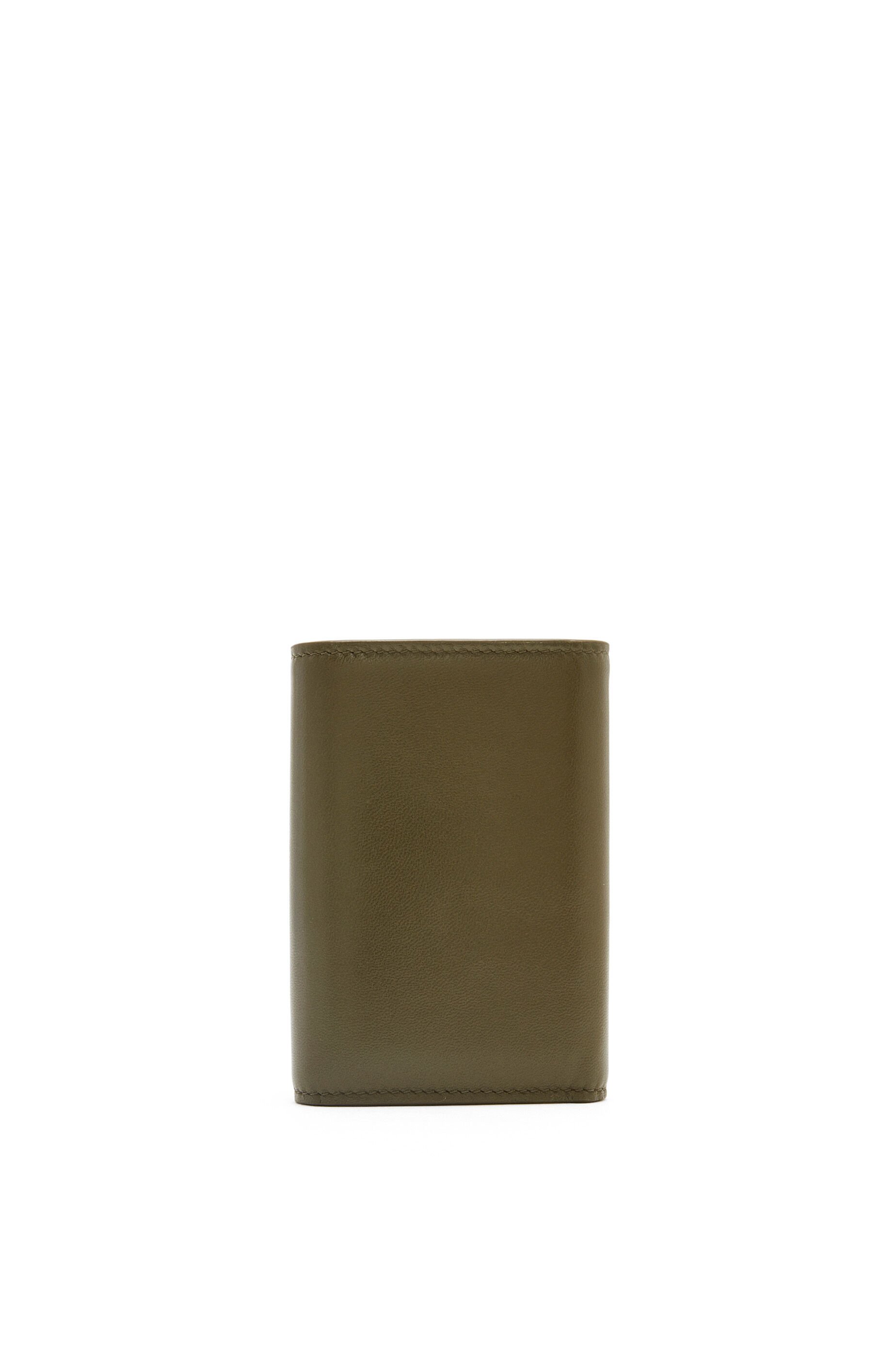 パファー アナグラム バーティカル ウォレット スモール（シャイニーナパカーフ）