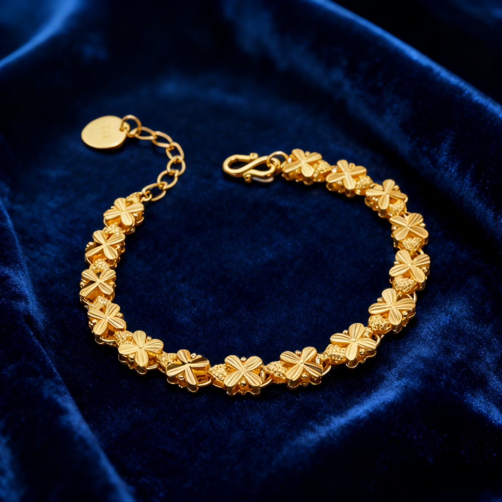 ส่งต่อความสุข สร้อยข้อมือใบโคลเวอร์สี่แฉก