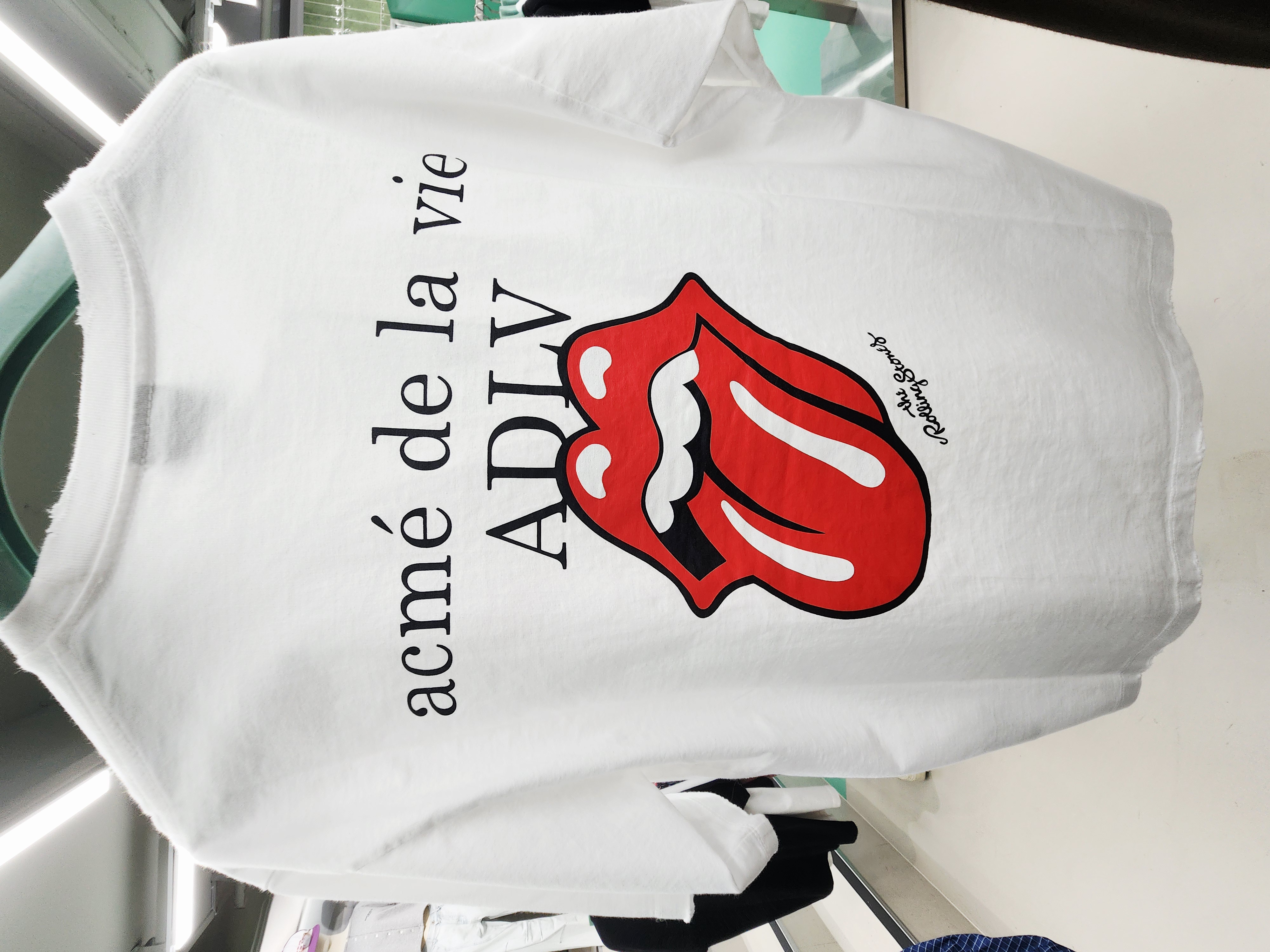 8320K WHITE TEE WITH RED ROLLIN STONE LIP
