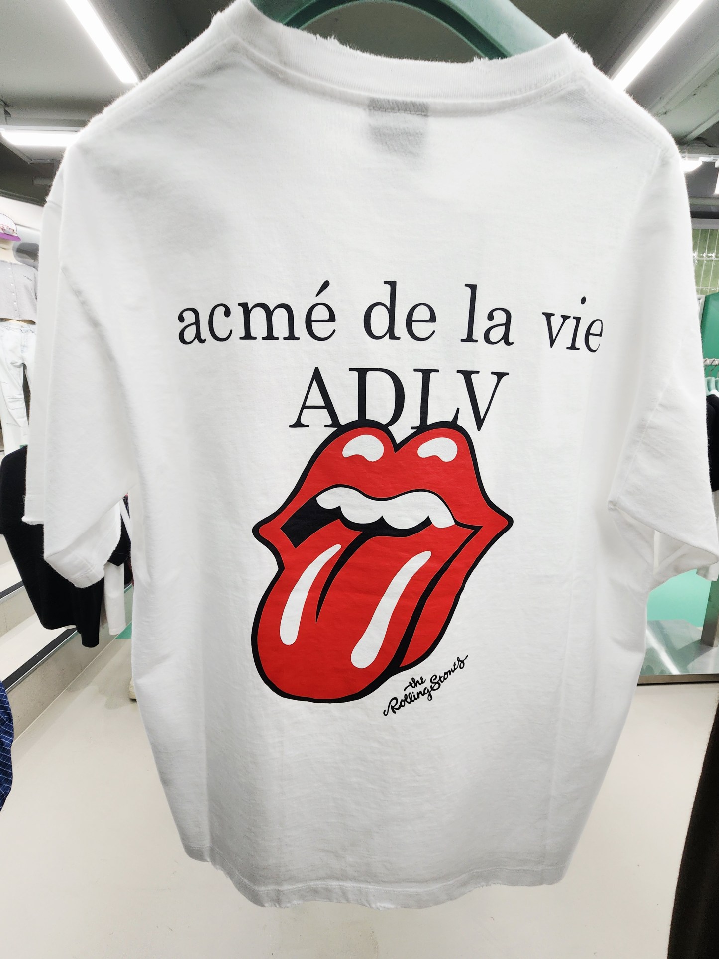 8320K WHITE TEE WITH RED ROLLIN STONE LIP