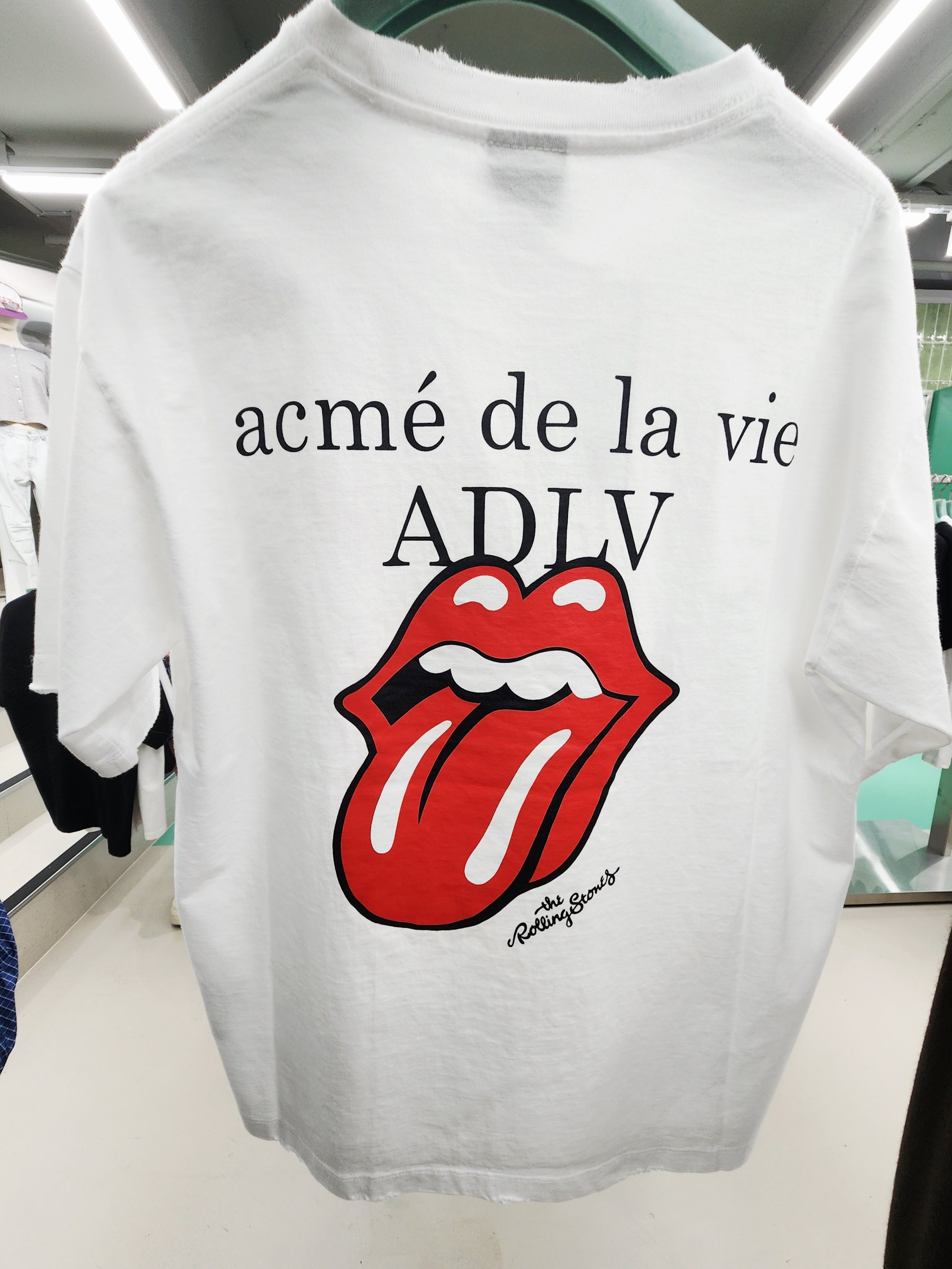 8320K WHITE TEE WITH RED ROLLIN STONE LIP