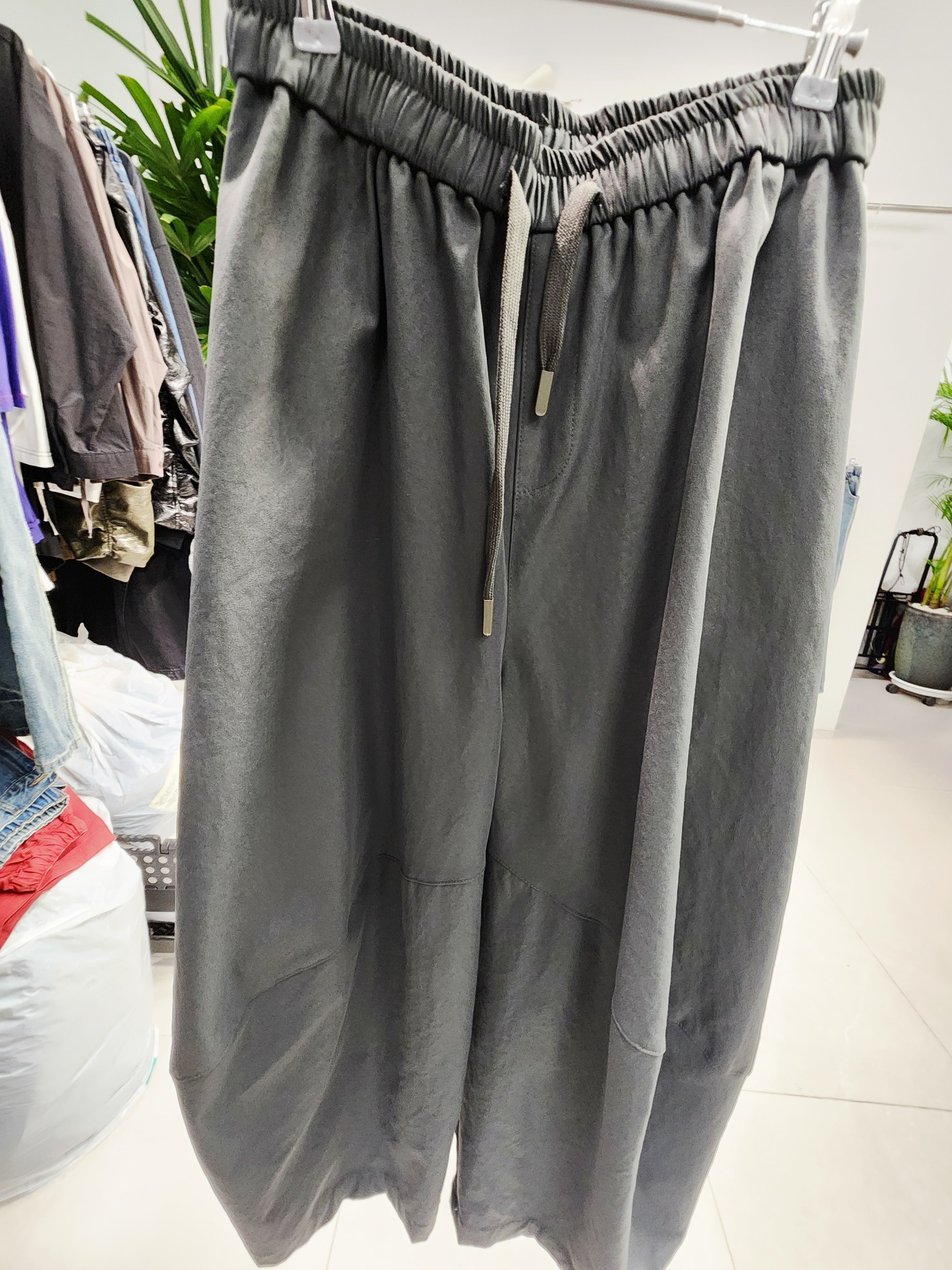 0901T GREY TROUSERS WITH DRAWSTRING WAIST AND CURVED PANELS