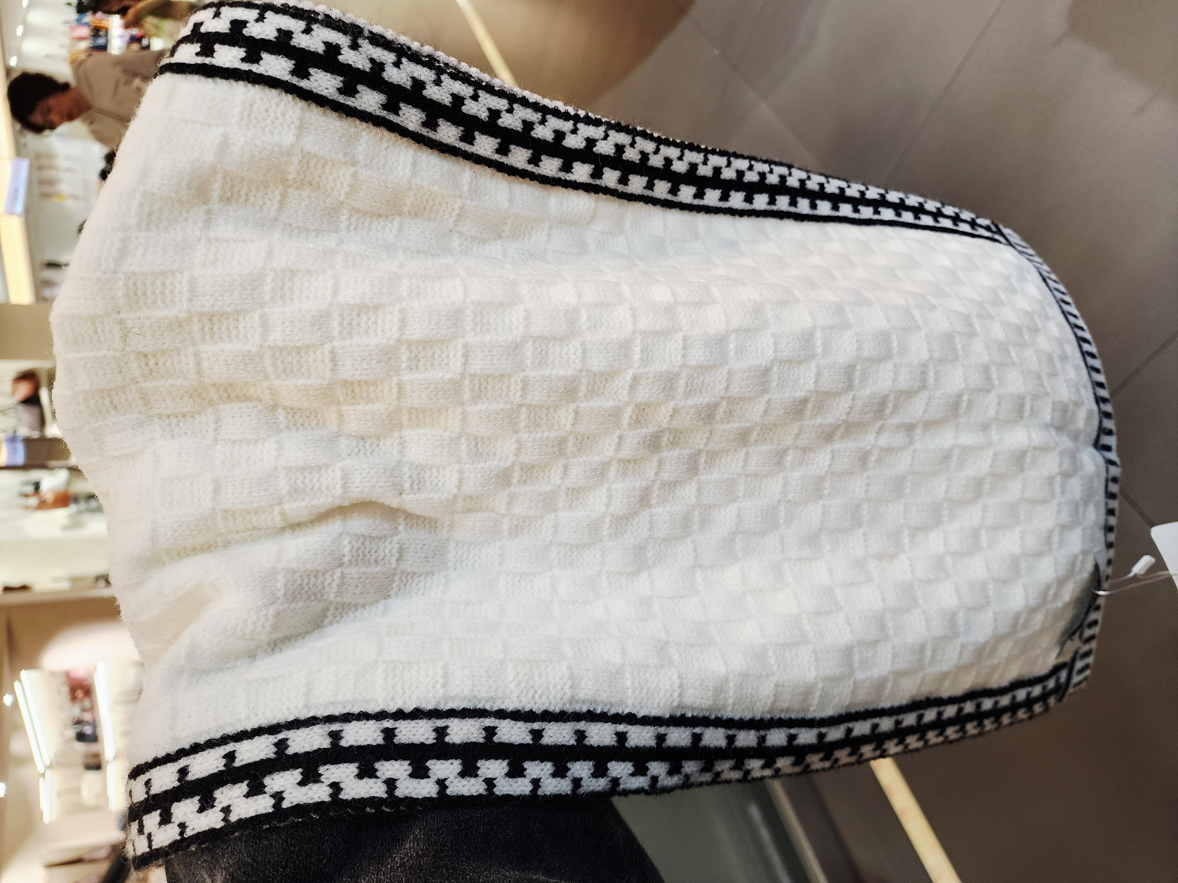 2509L WHITE SQUARE TEXTURED SCARF