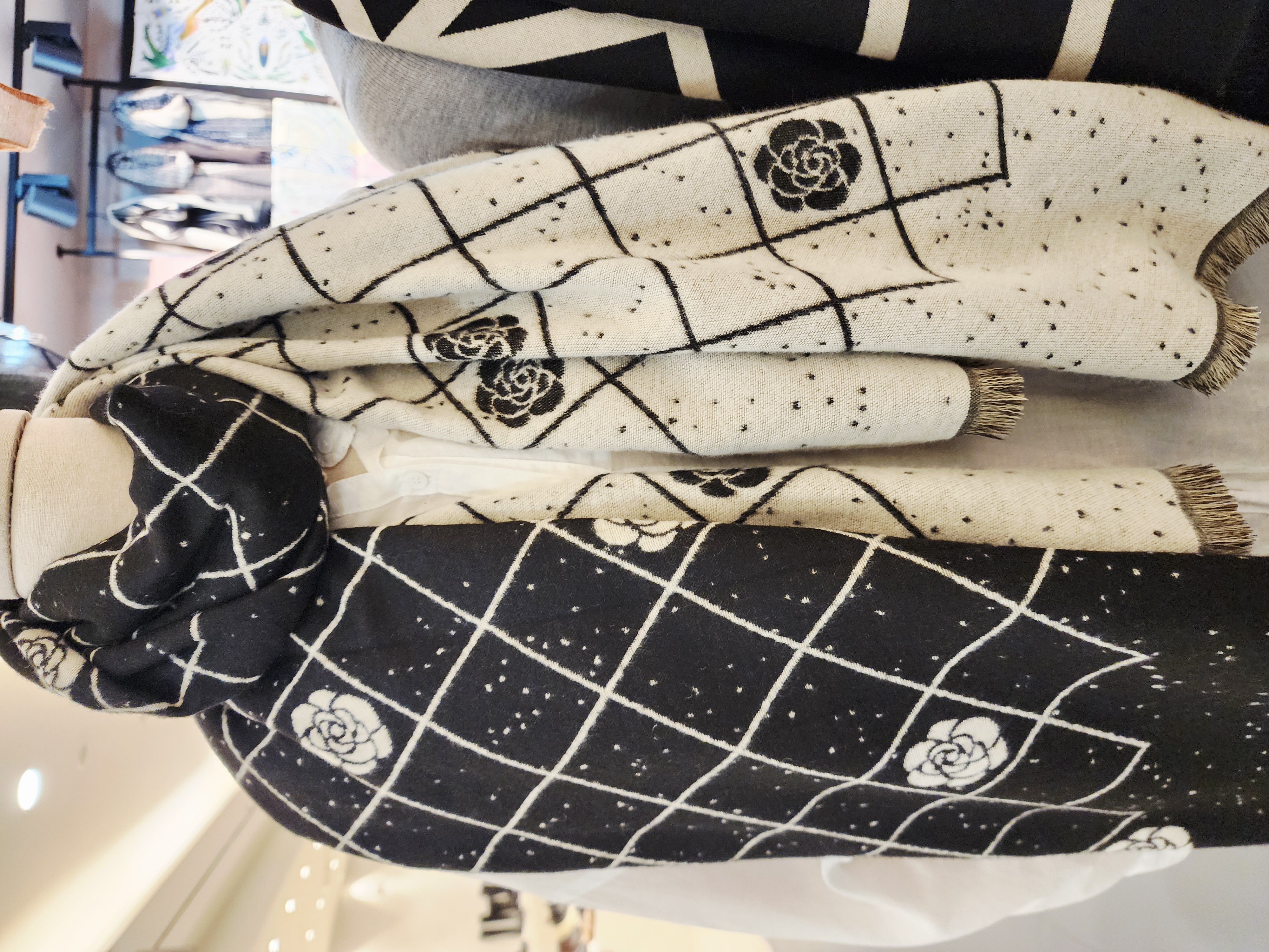 2505L BLACK WHITE ROSE SHAWL
