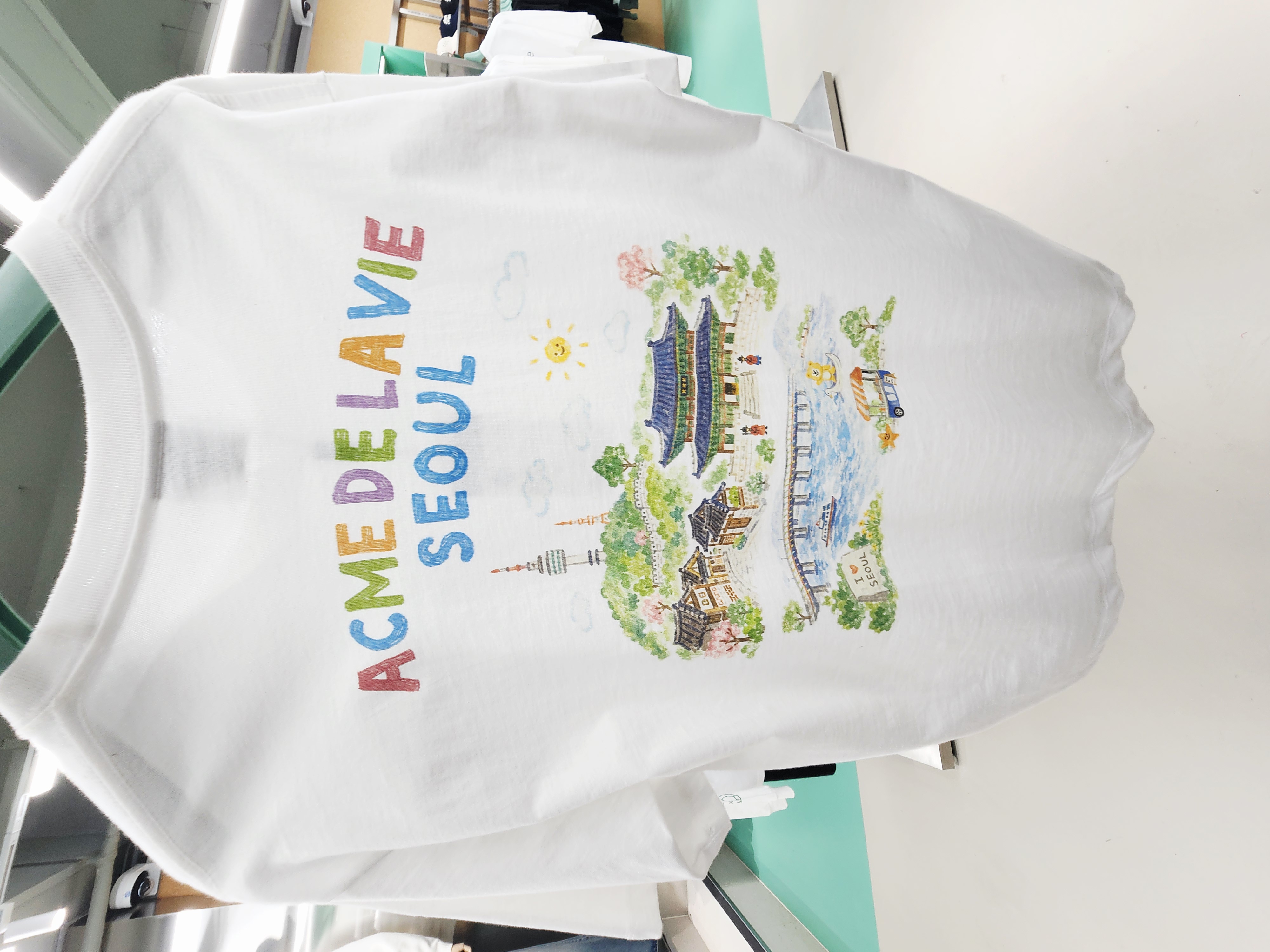 8316K WHITE TEE WITH TRADITIONAL COLOURFUL SEOUL PRINT