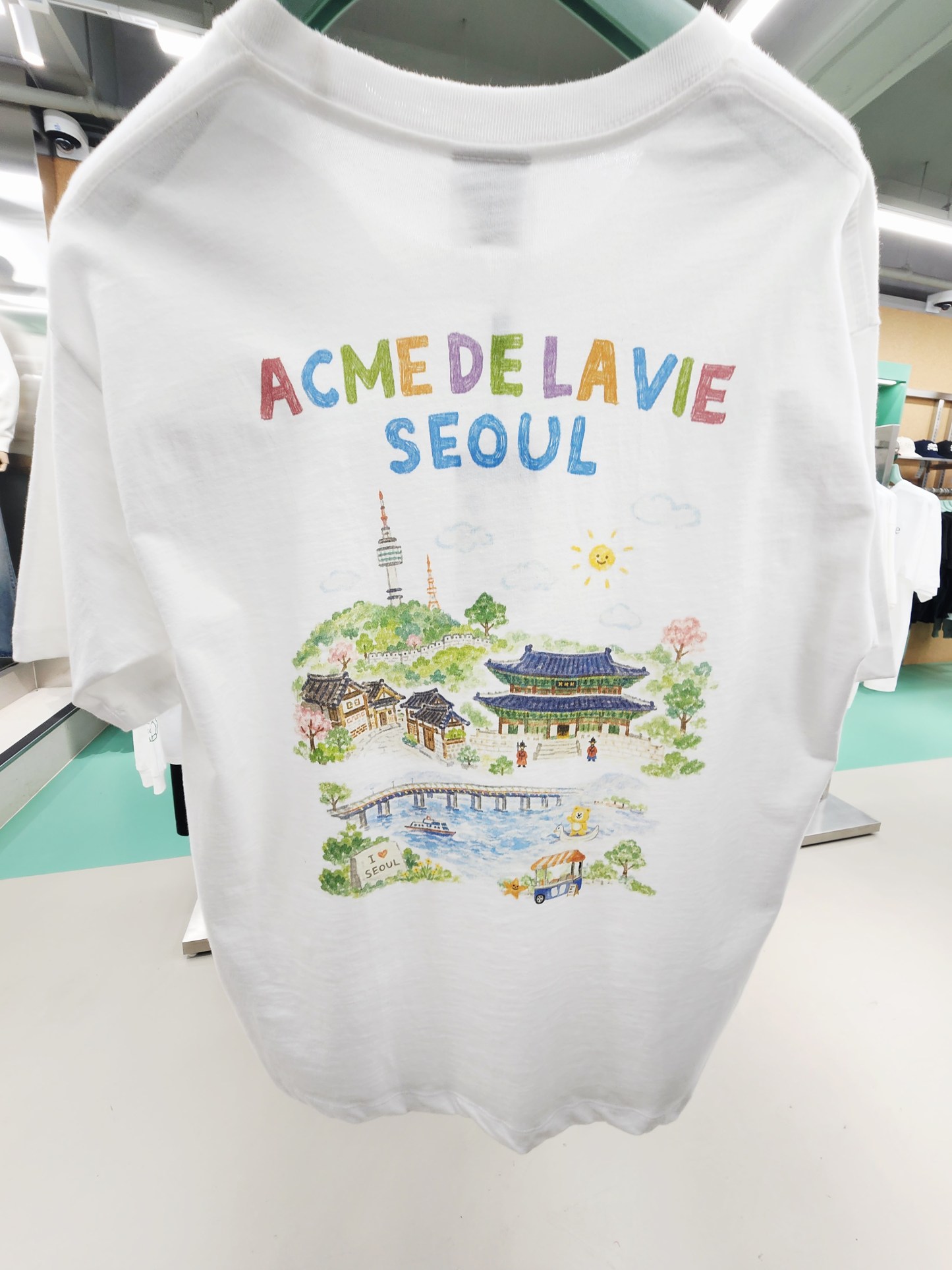 8316K WHITE TEE WITH TRADITIONAL COLOURFUL SEOUL PRINT