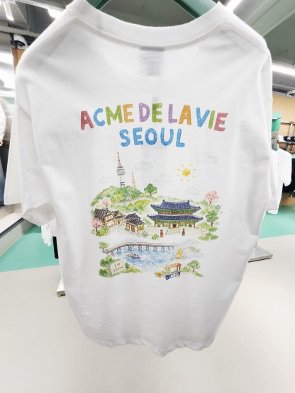 8316K WHITE TEE WITH TRADITIONAL COLOURFUL SEOUL PRINT