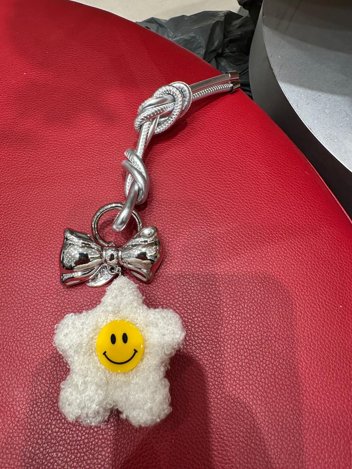 6880S WHITE CASUAL FLOWER KEYCHAIN with SMILEY FACE CHARM