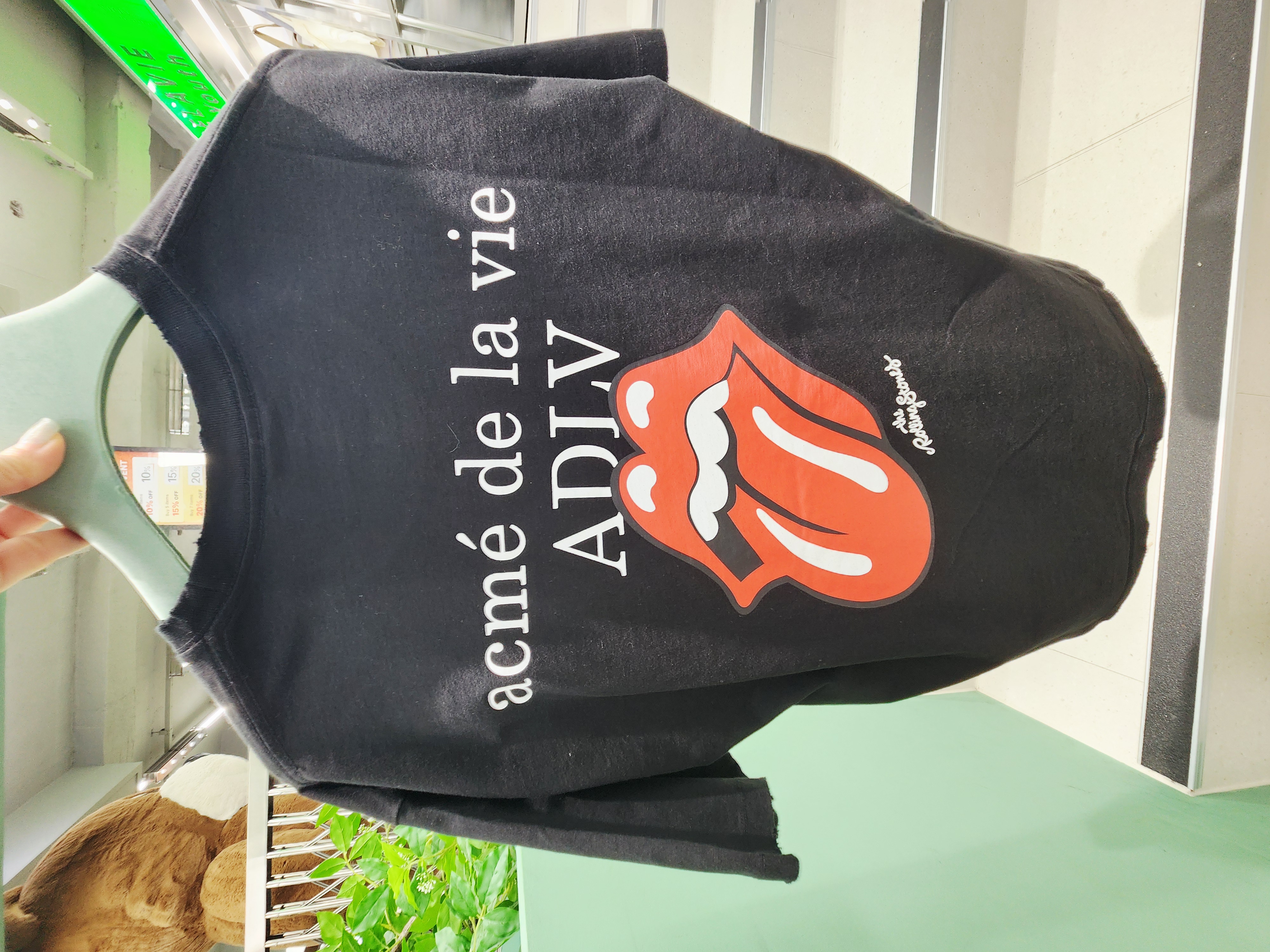8319K BLACKO ROLLING STONE TEE WITH RED LIPS