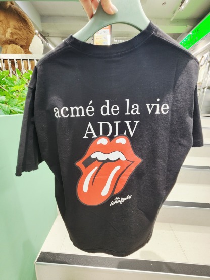 8319K BLACKO ROLLING STONE TEE WITH RED LIPS
