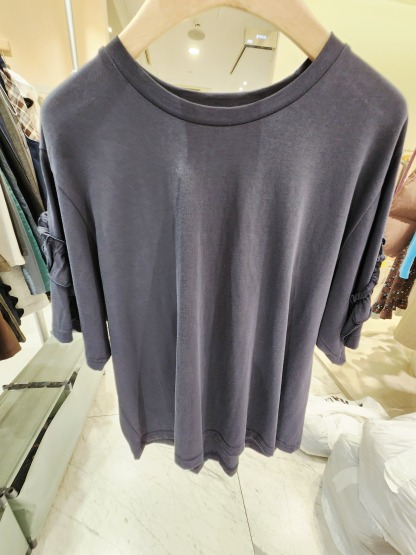 0983T NAVY TOP WITH RUFFLED SIDE TRIM AND ROUND NECKLINE
