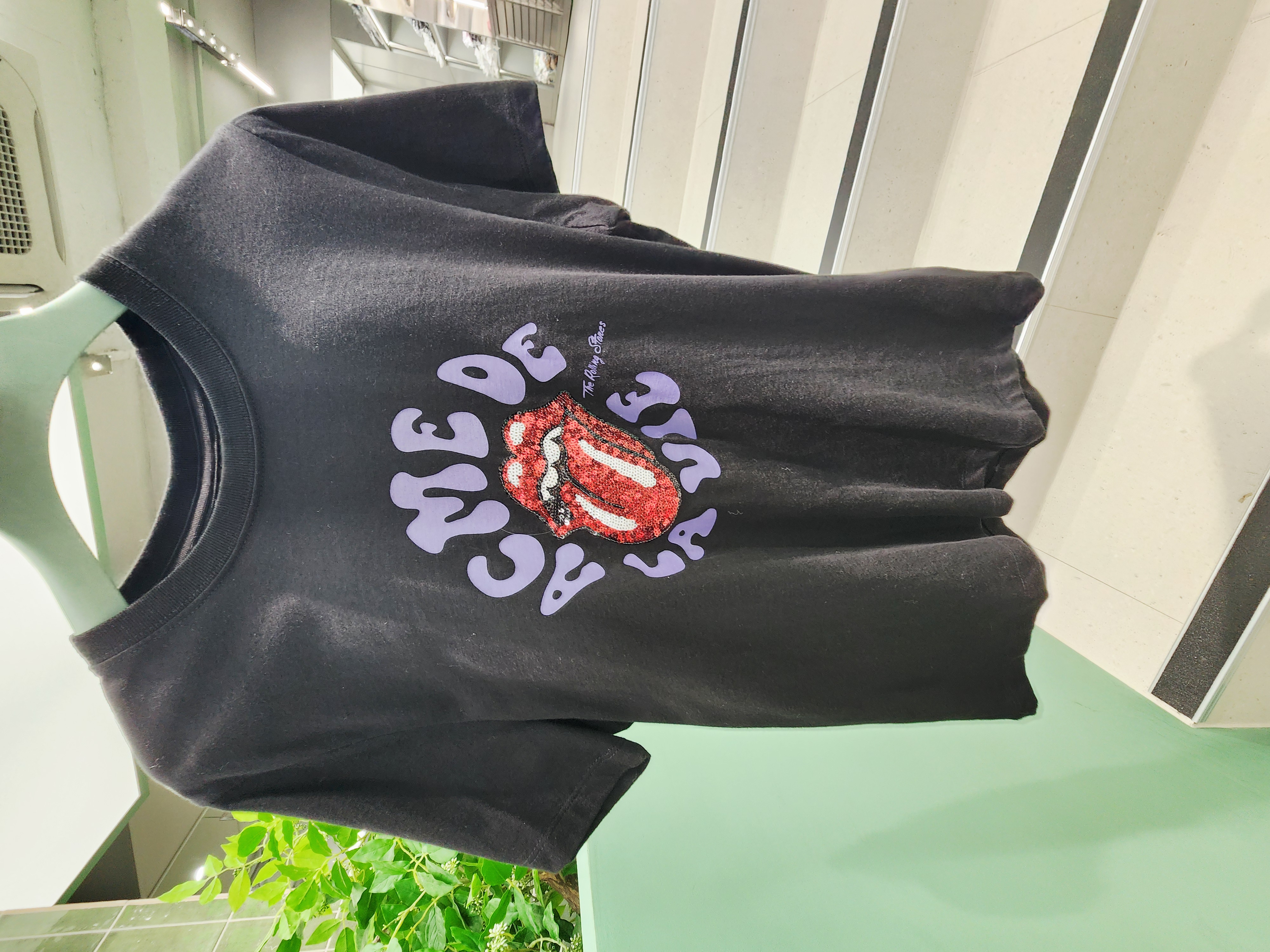 8322K BLACK TEE WITH RED SHIMMER ROLLIN STONE LIP