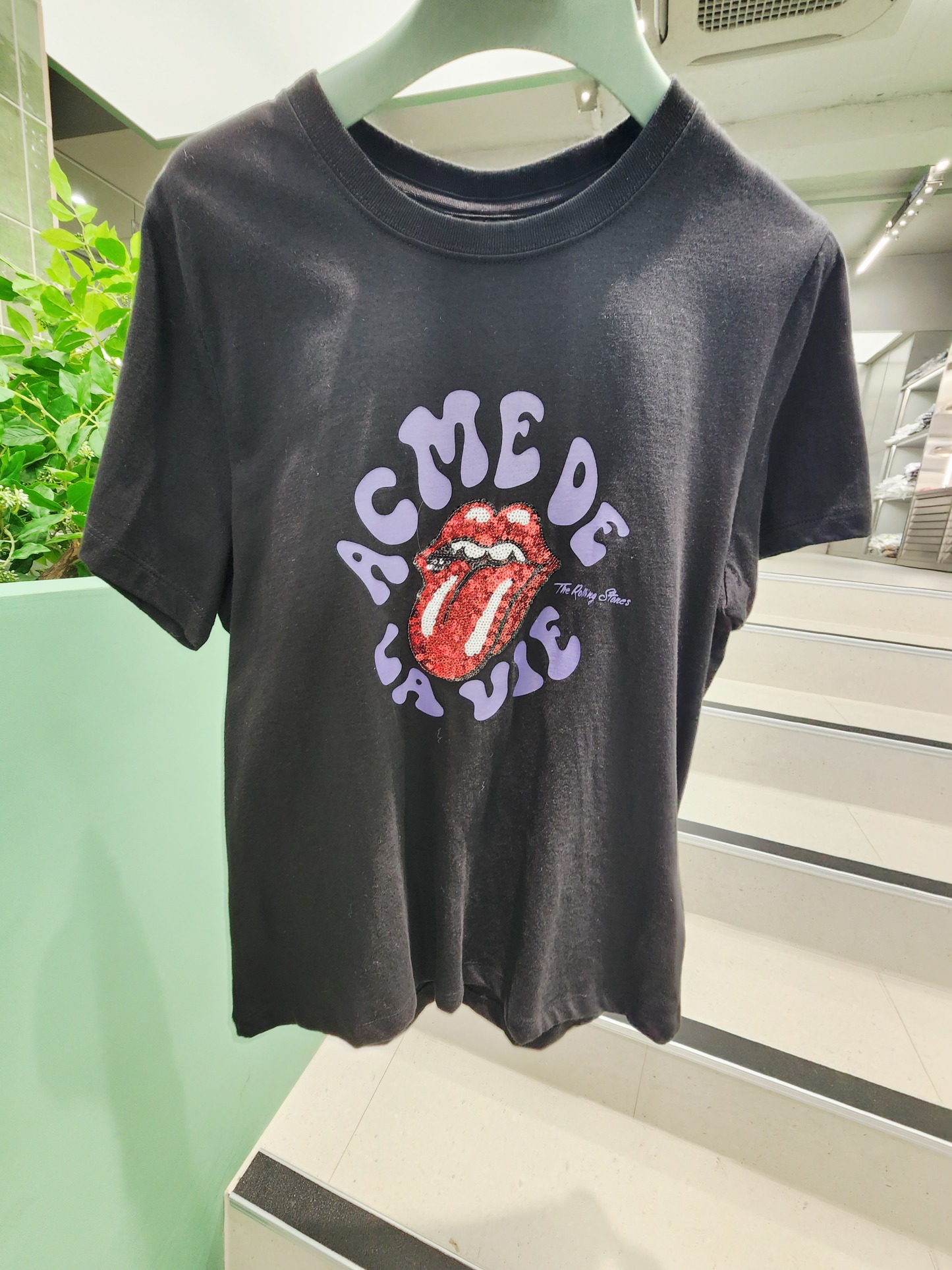 8322K BLACK TEE WITH RED SHIMMER ROLLIN STONE LIP