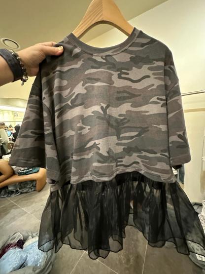 6895S CAMOUFLAGE CASUAL, GRAY CAMOUFLAGE TEE, RELAXED FIT, with SHEER HEM DETAIL