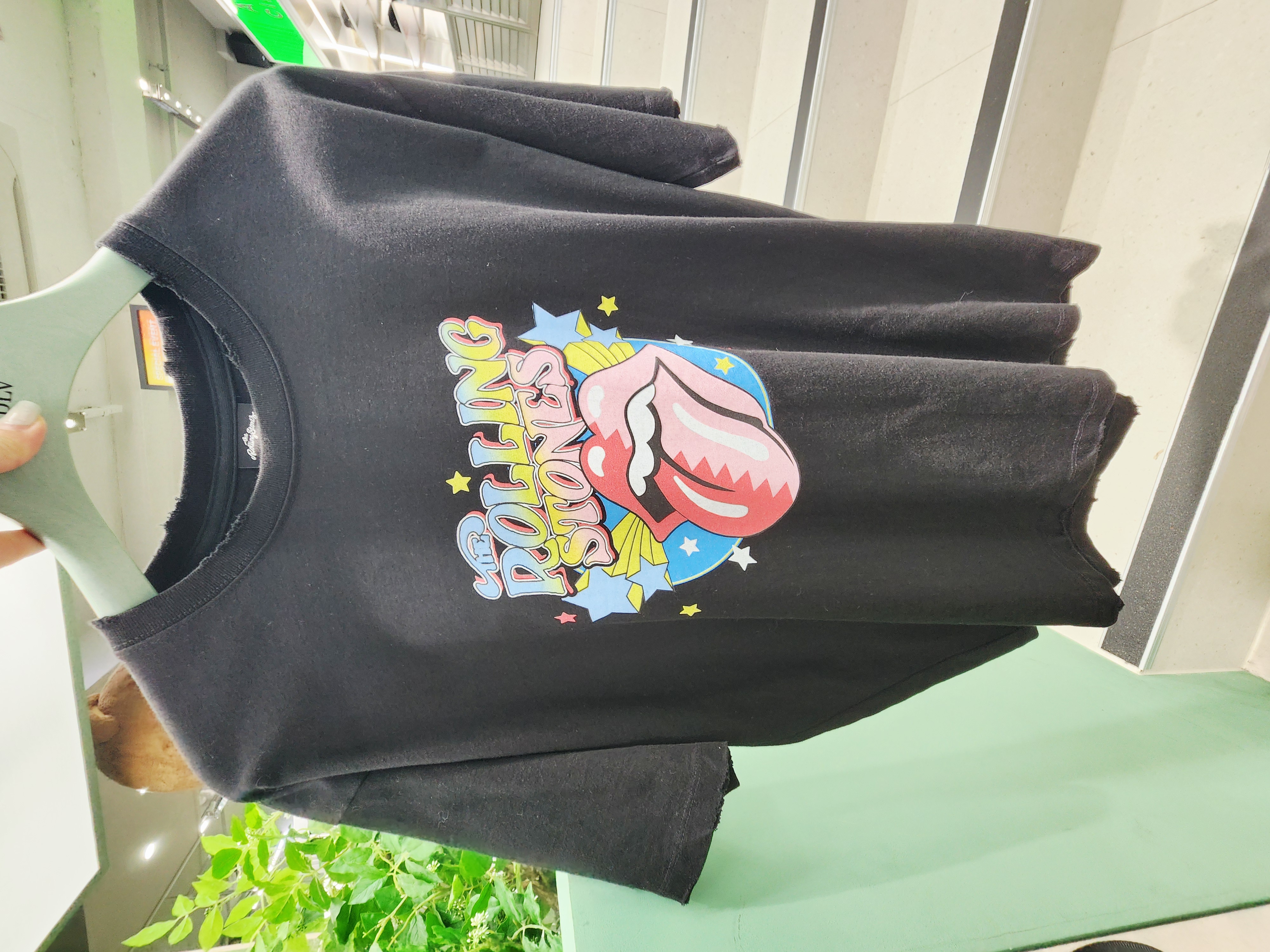 8324K BLACK COLOURS ROLLING STONE TEE