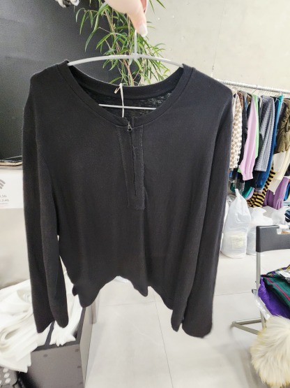 8809K BLACK CASUAL LONG SLEEVE TOP, RELAXED FIT, with ZIPPERED FRONT