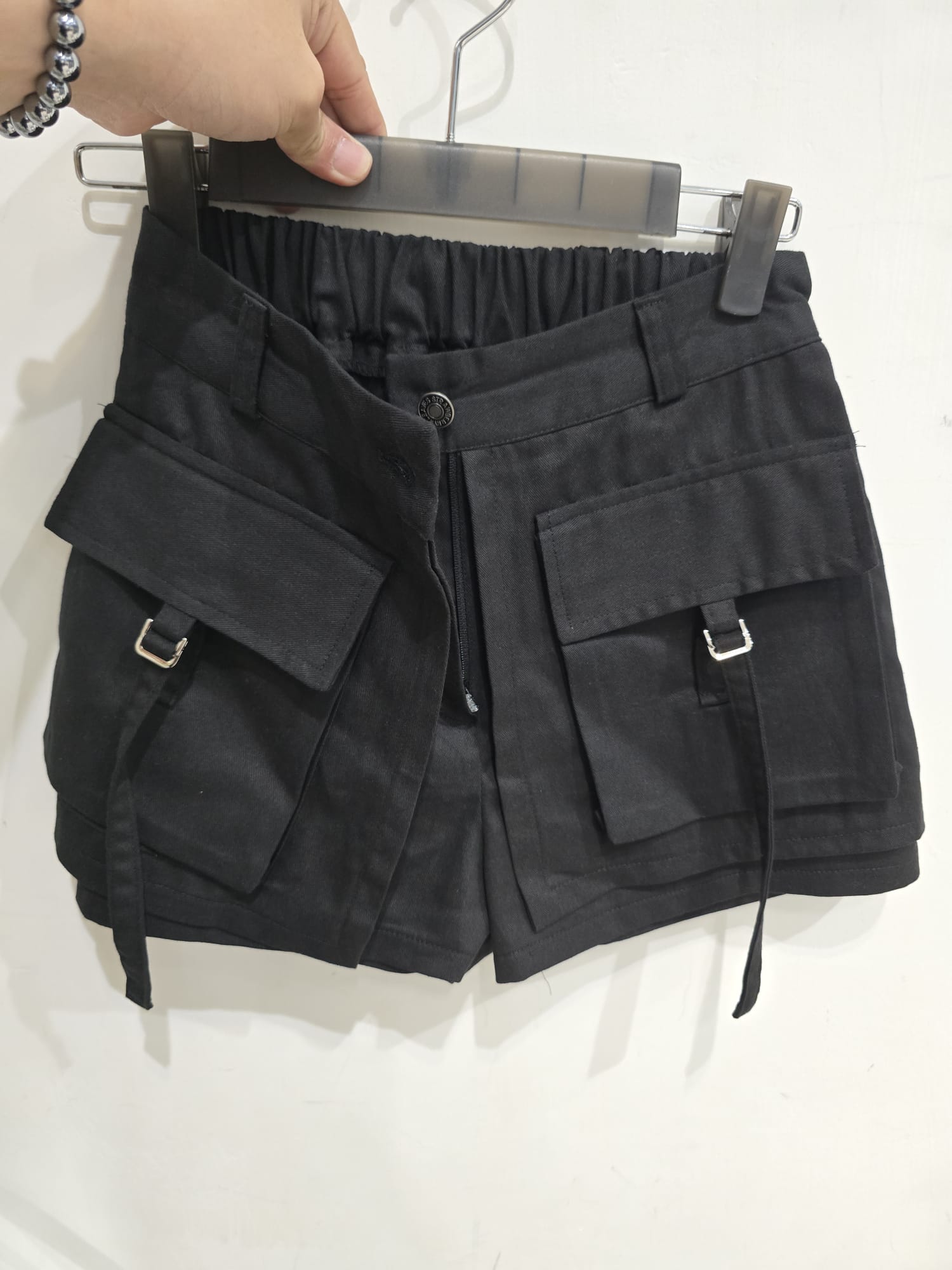 0492K BLACK STREETWEAR, MINIMALIST SHORTS, RELAXED FIT, WITH LARGE CARGO POCKETS