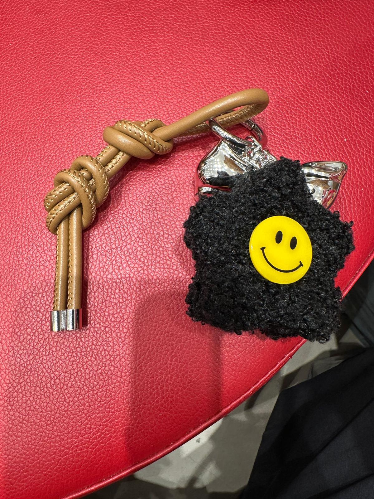 6886S BLACK CASUAL FLOWER TEXTURED KEYCHAIN with SMILEY FACE AND KNOT DETAIL