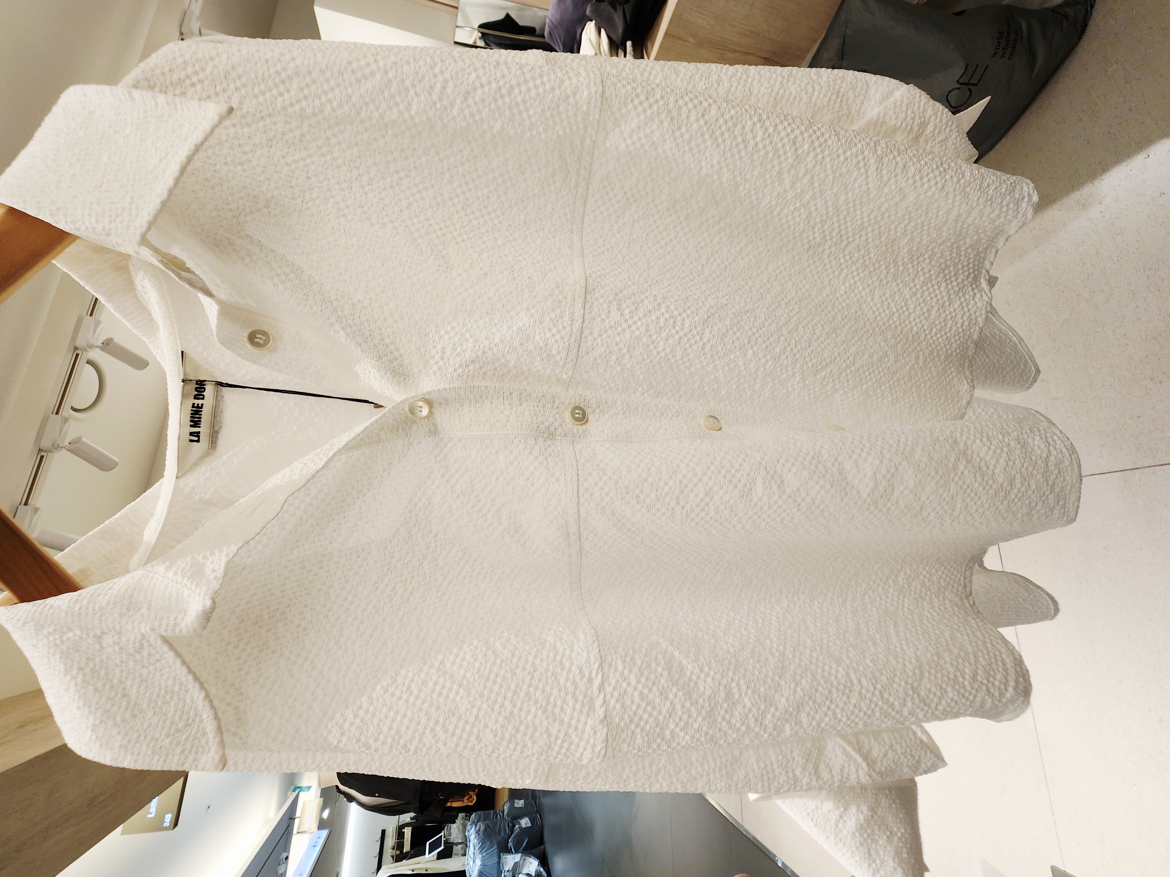 0629T WHITE TOP WITH COLLAR PATCH POCKETS SCALLOPED HEM