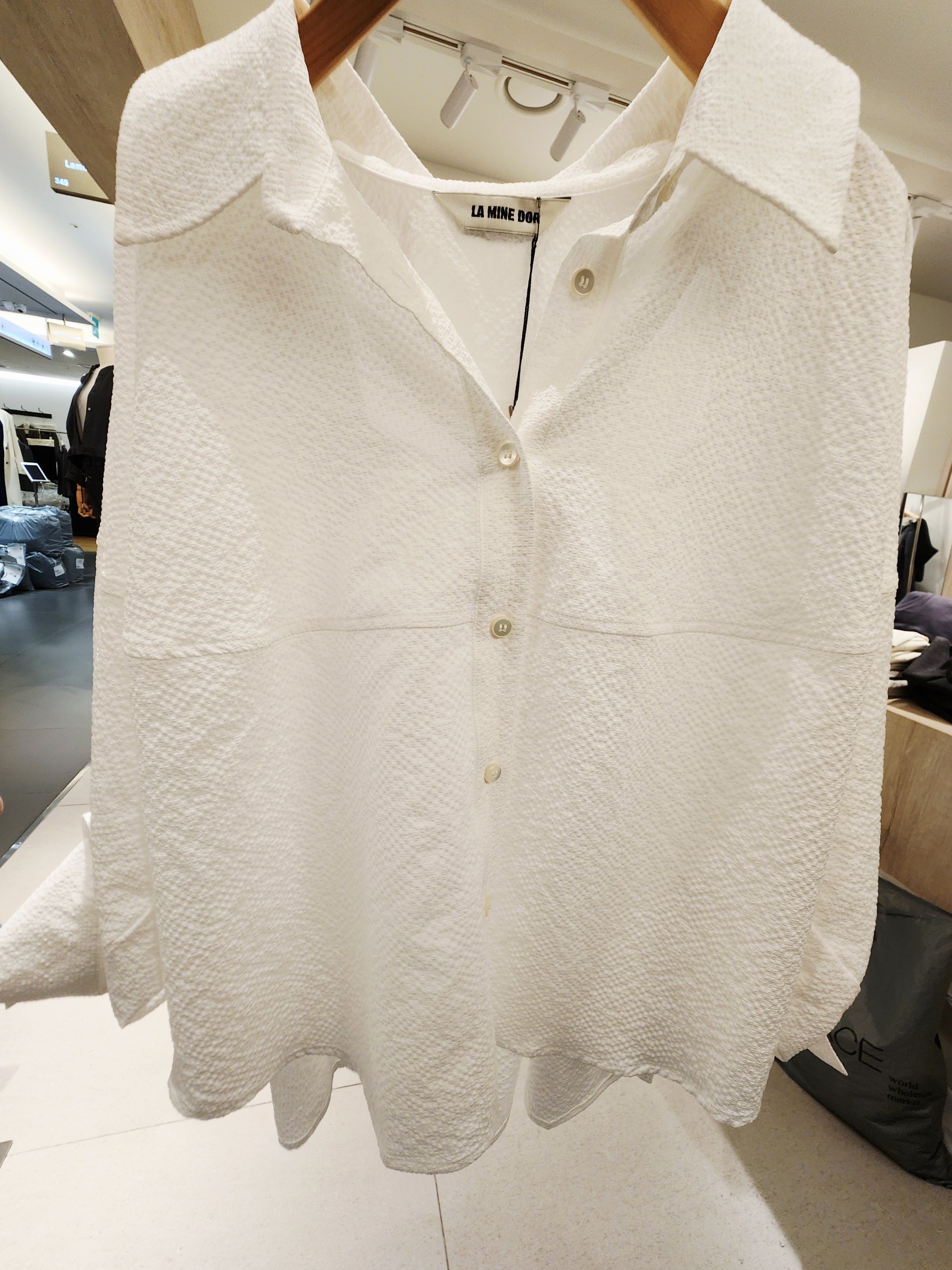 0629T WHITE TOP WITH COLLAR PATCH POCKETS SCALLOPED HEM