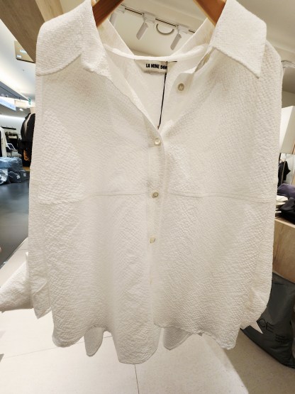 0629T WHITE TOP WITH COLLAR PATCH POCKETS SCALLOPED HEM