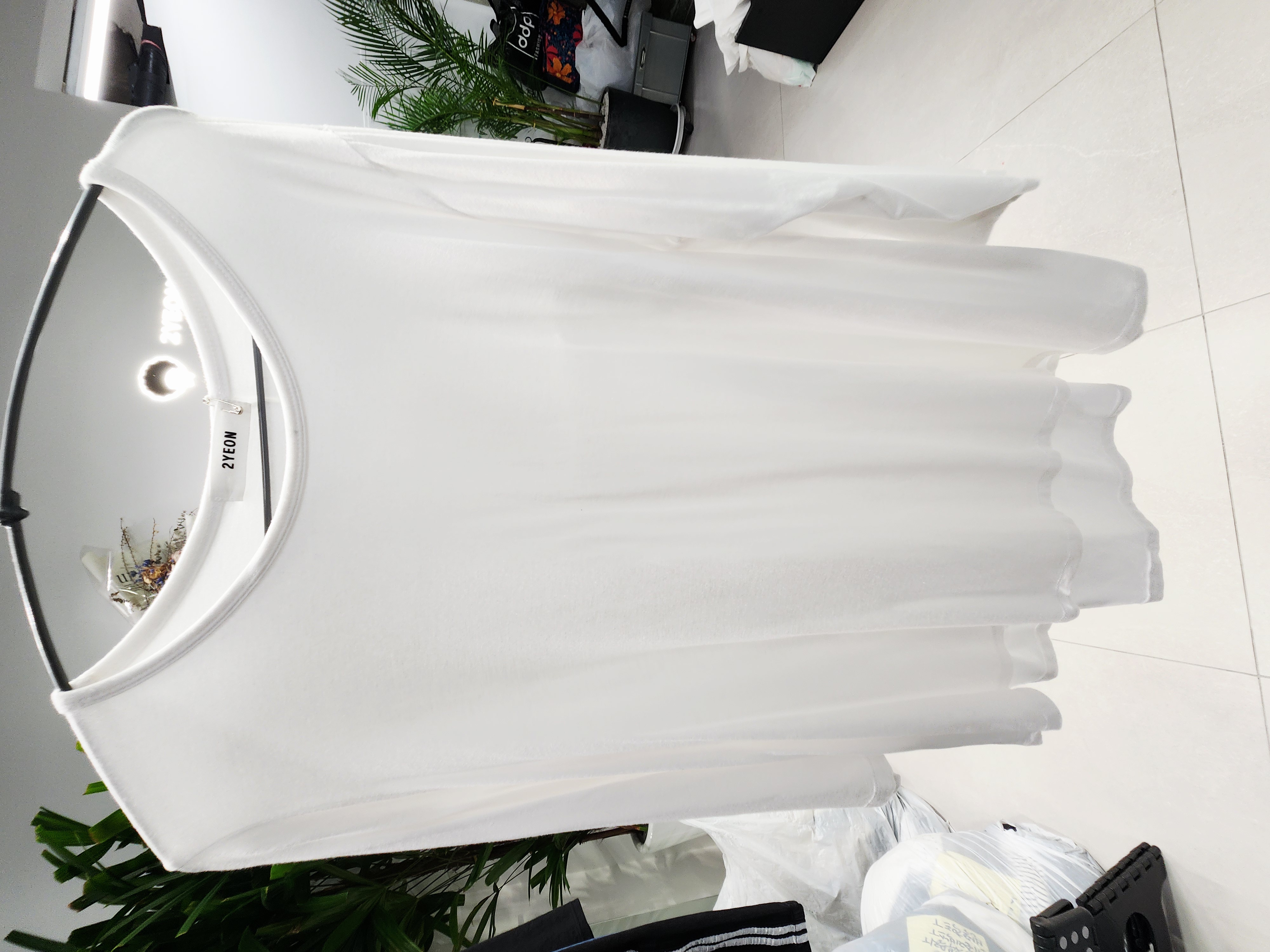 0887T WHITE LONG-SLEEVE CREW-NECK FLOWING TOP