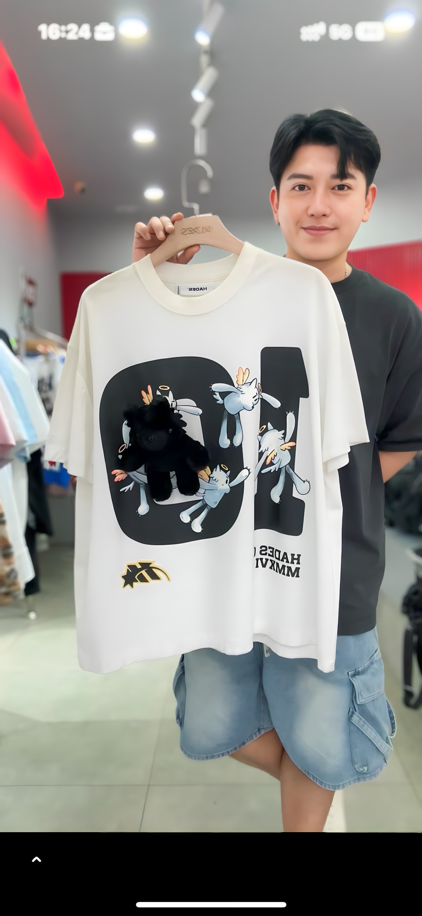 6840 GRAPHIC WHITE T-SHIRT WITH PLUSH DETAIL