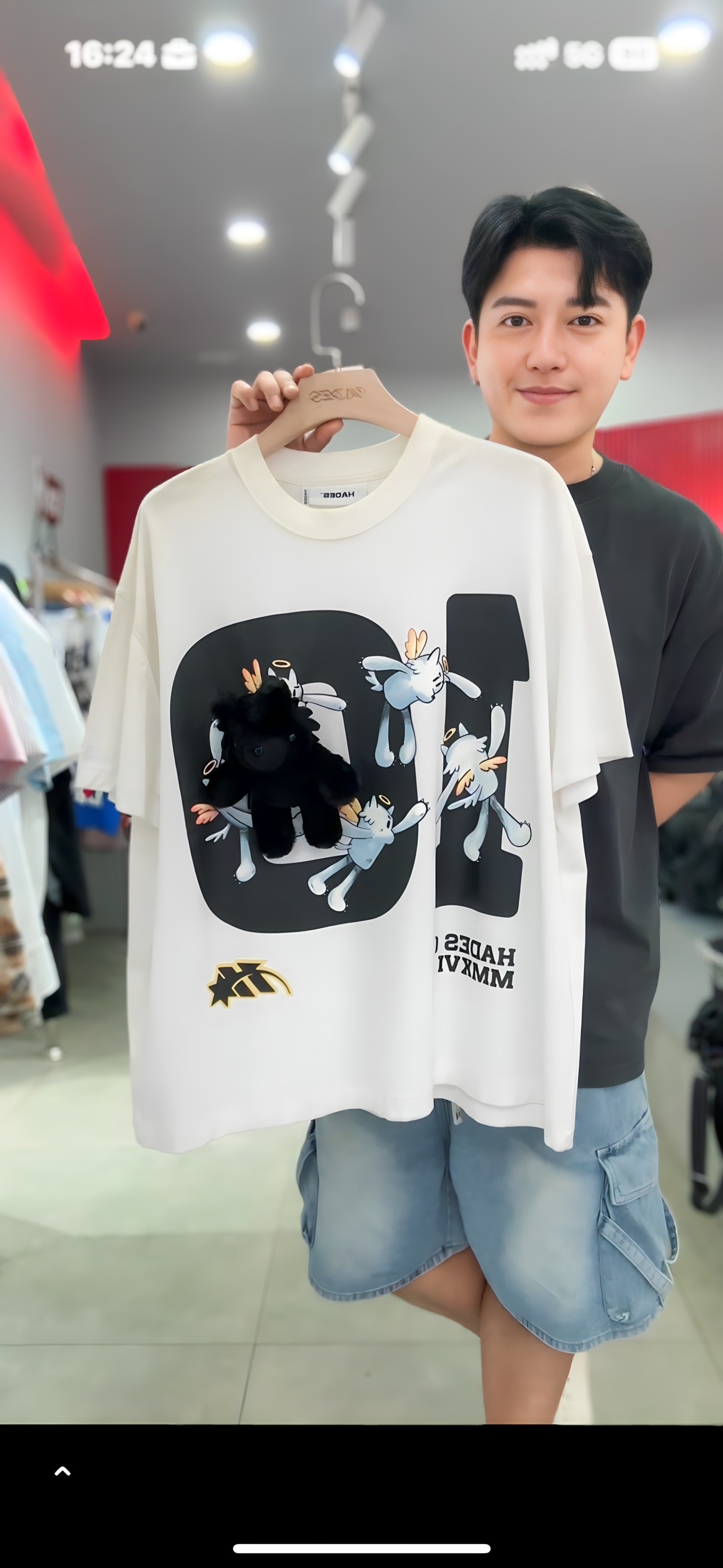 6840 GRAPHIC WHITE T-SHIRT WITH PLUSH DETAIL