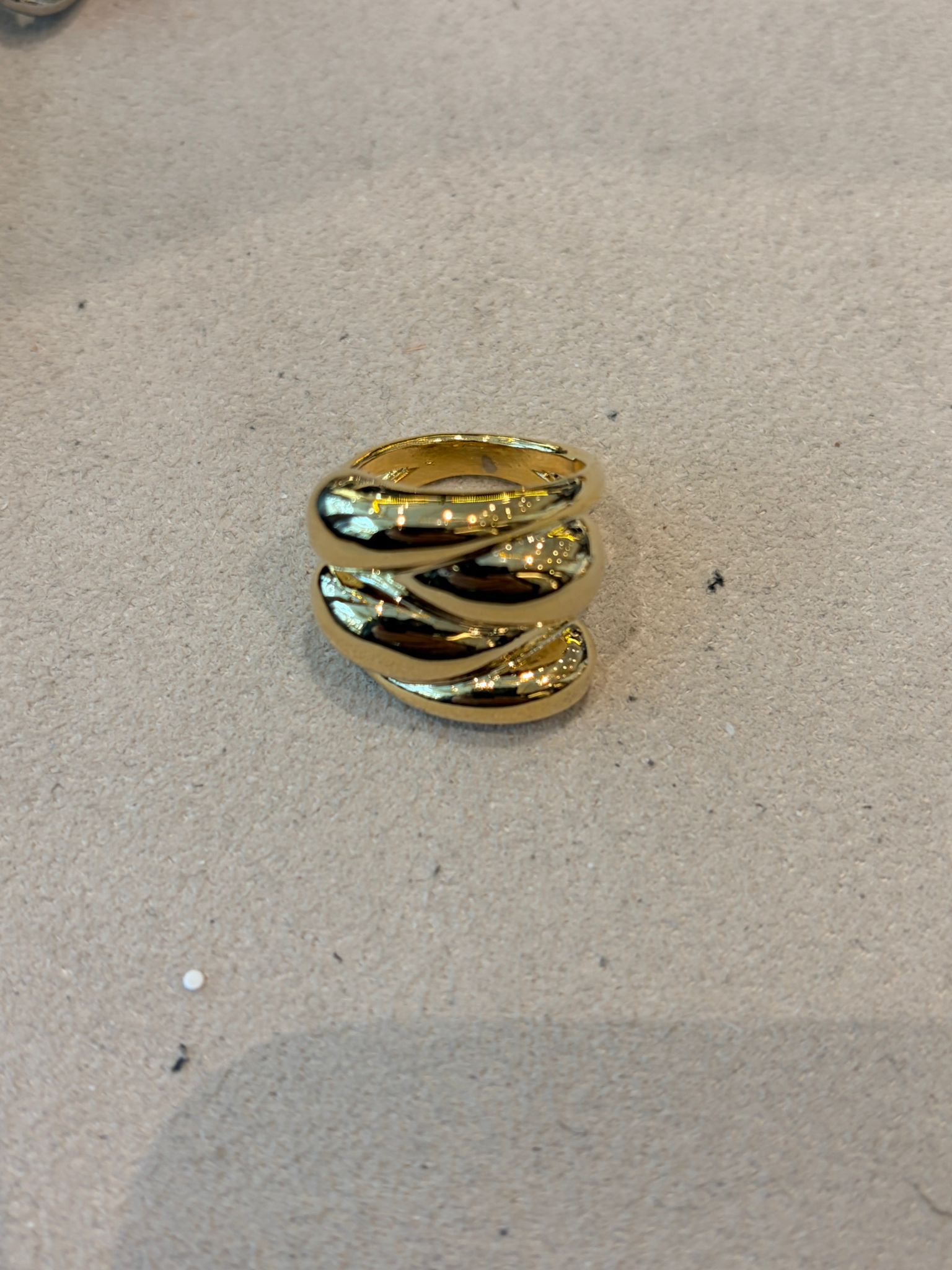 4768J GOLD TEAR DROP STACK RING