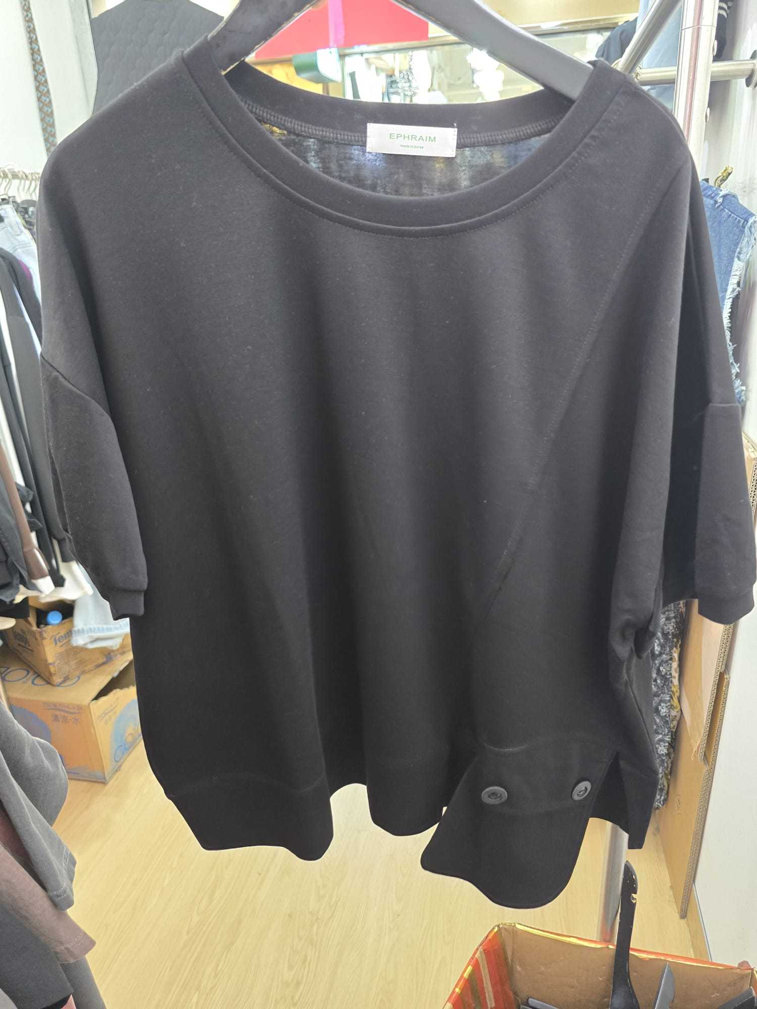 6016J BLACK CASUAL SWEATER, RELAXED FIT, WITH BUTTONED SIDE DETAIL.