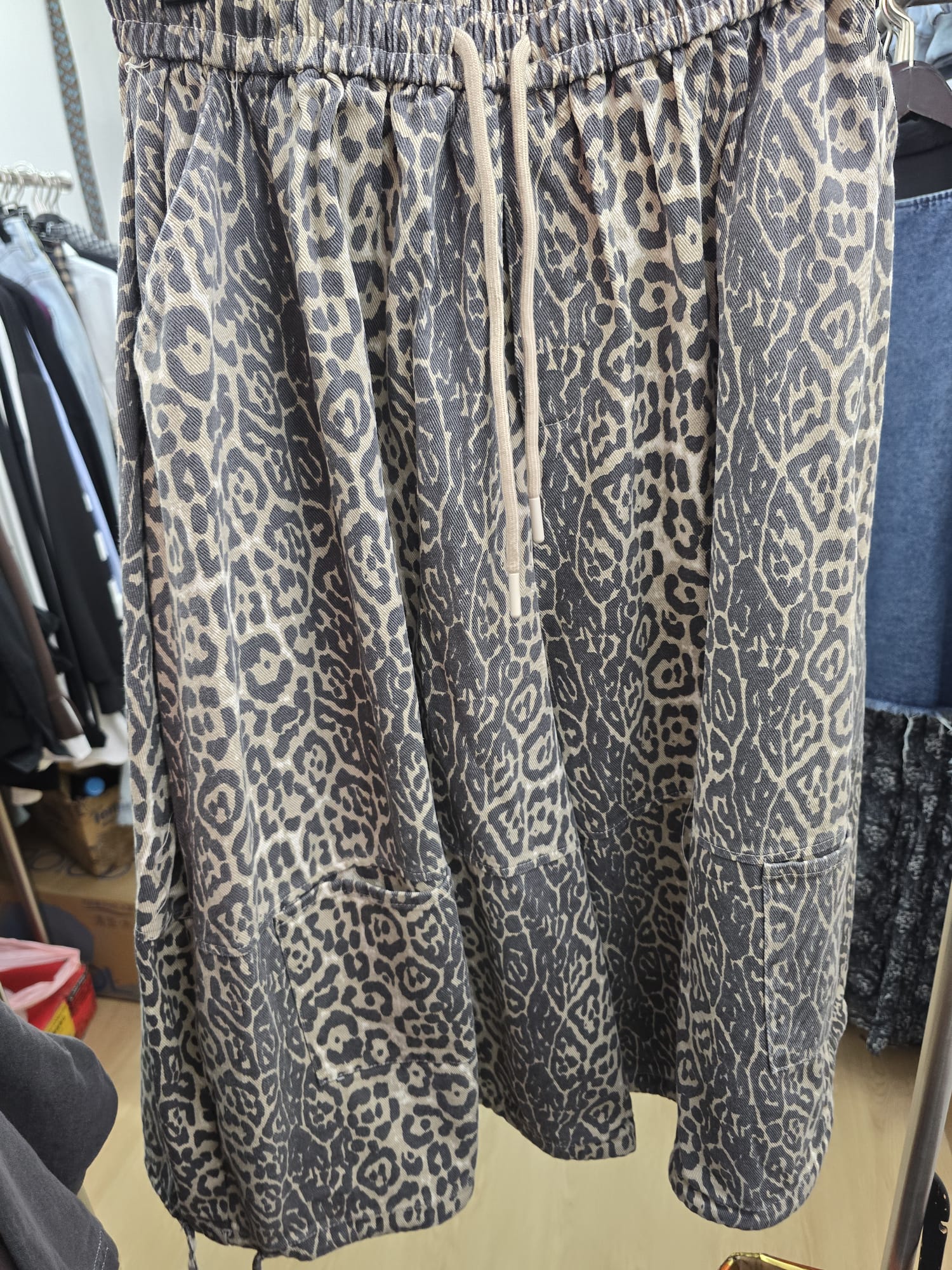 6023J GRAY CASUAL, FLORAL BERMS, RELAXED FIT, WITH ELASTIC WAISTBAND